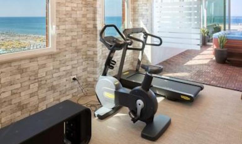 Palestra con vista mare, attrezzata e luminosa.