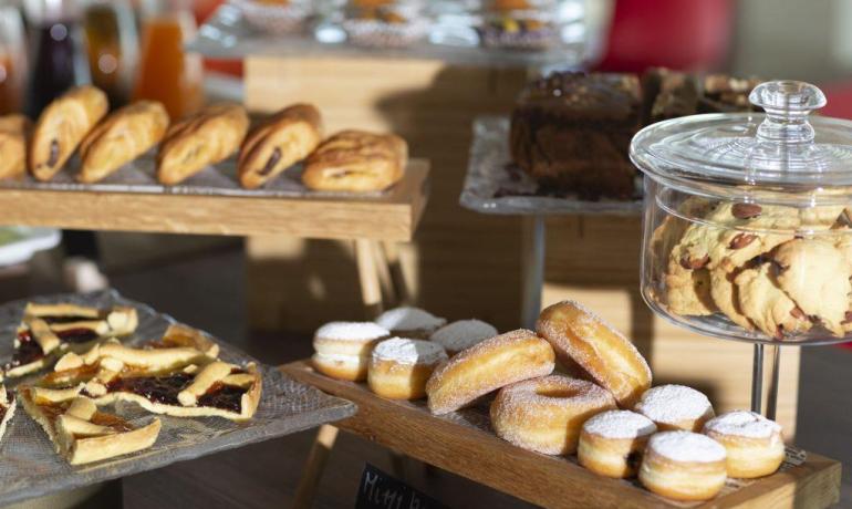 Assortimento di dolci: biscotti, ciambelle e torte.